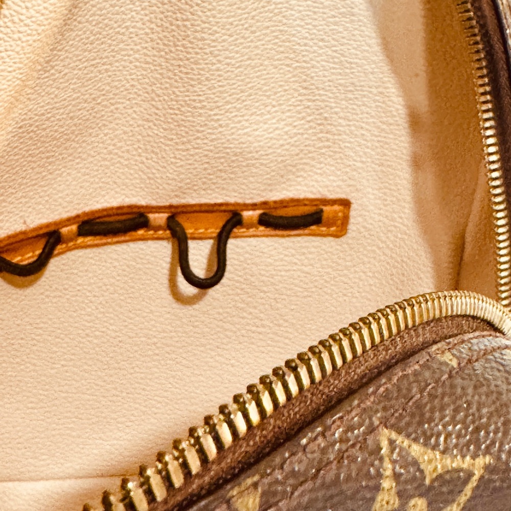 Louis Vuitton monogram hand bag can be attached a strap on it to be shoulder bag - Picture 6 of 16